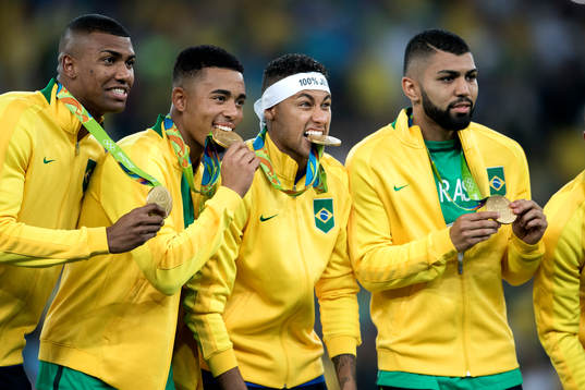 Brasiliens Neymar jublar med sin medalj