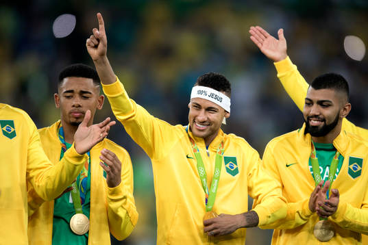 Brasiliens Neymar jublar med sin medalj