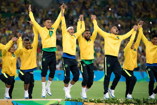 Brasiliens Neymar hoppar upp på prispallen