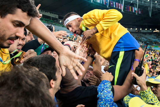 Brasiliens Neymar jublar med publiken