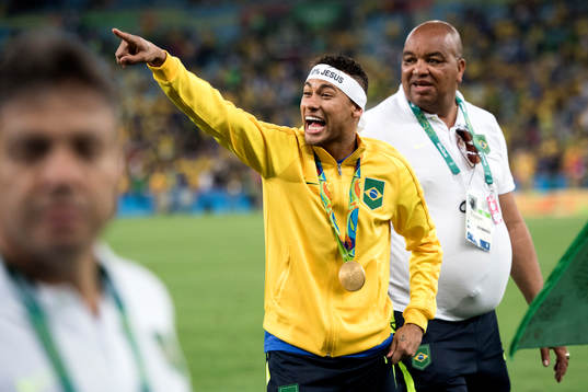 Brasiliens Neymar jublar med publiken