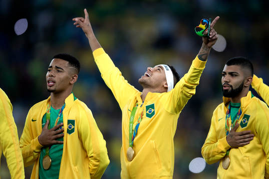 Brasiliens Neymar jublar med sin medalj