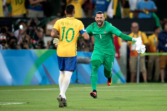 Brasiliens målvakt Weverton jublar