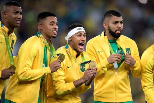 Brasiliens Neymar jublar med sin medalj