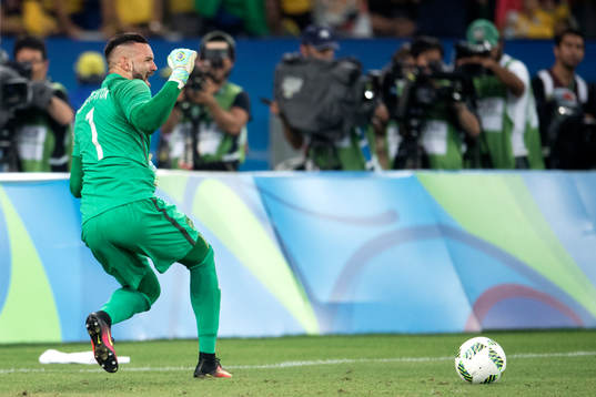 Brasiliens målvakt Weverton jublar