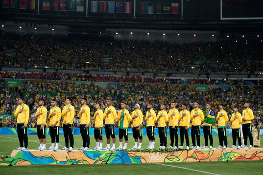 De brasilianska spelarna sjunger nationalsången