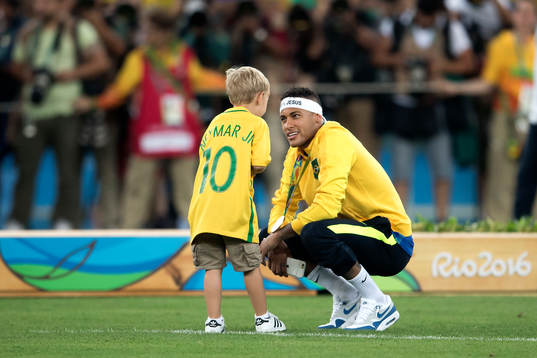 Brasiliens Neymar med en liten kille