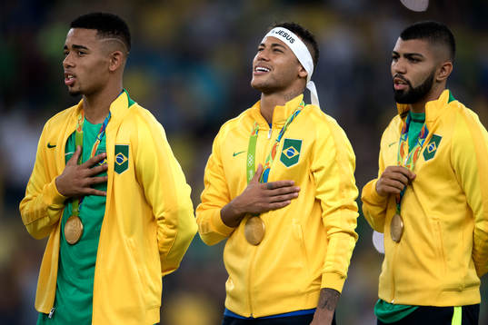 Brasiliens Neymar sjunger nationalsången