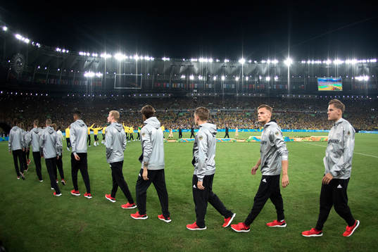 De tyska spelarna går till medaljceremonin