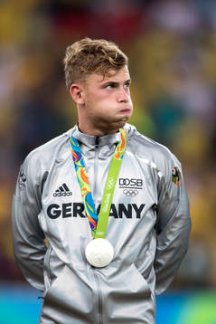 Tysklands Maximilian Meyer deppar med sin silvermedalj