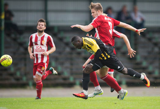 IFK Hässleholms Mike Andrew på väg att göra 1-1 i