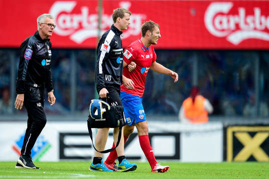 Helsingborgs Frederik Helstrup får hjälp av planen med en