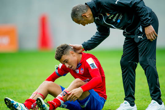 Helsingborgs Jordan Larsson deppar och tröstas av manager
