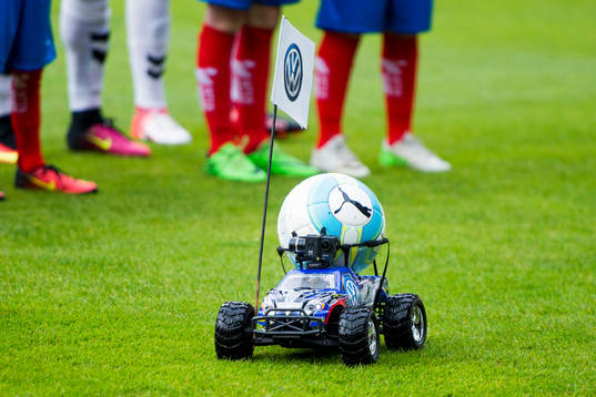 Matchbollen kommer in med radiostyrd bil