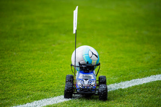 Matchbollen kommer in med radiostyrd bil