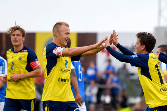 Ängelholms Christian Ljungberg och Ardian Rexhepi jublar