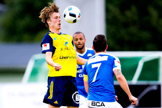 Ängelholms Marcus Bergholtz tar emot bollen