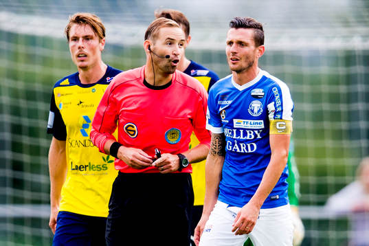 Domaren Jim Persson i diskussion med Trelleborgs Kristian