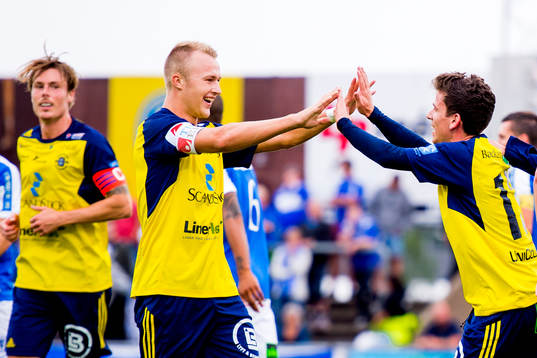 Ängelholms Christian Ljungberg och Ardian Rexhepi jublar