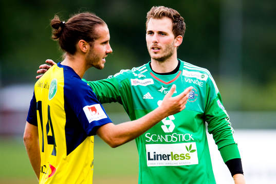 Ängelholms målvakt Carl Lindell (v) försöker lugna ner