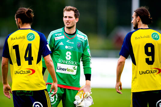Ängelholms Johan Eiswohld (h), målvakt Carl Lindell (m)