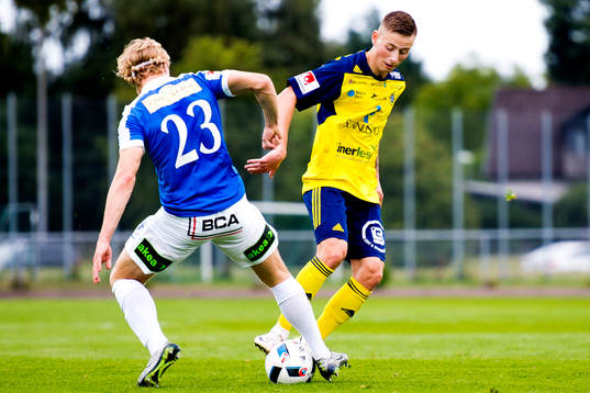 Trelleborgs Freddie Brorsson (ryggen åt kameran) och
