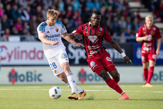 Djurgårdens Niklas Gunnarsson mot Östersunds Alhaji Gero