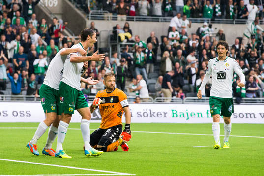 Hammarbys Philip Haglund jublar och IFK Göteborgs målvakt