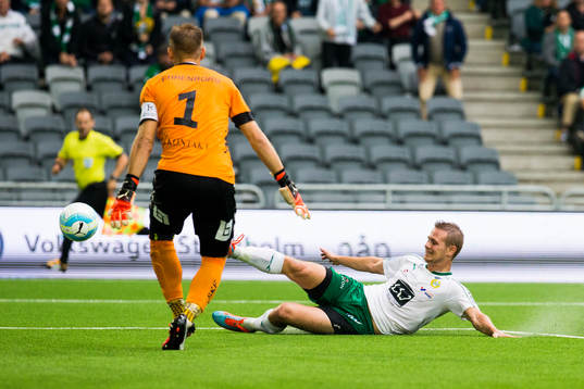 IFK Göteborgs målvakt John Alvbåge ser på när