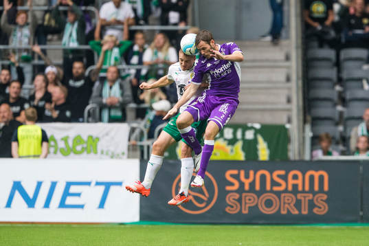Hammarbys Mats Solheim i en nickduell med IFK Göteborgs