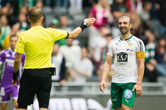 Domare Johan Hamlin talar med Hammarbys Kennedy Bakircioglu