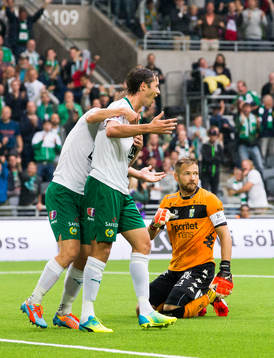 Hammarbys Philip Haglund jublar och IFK Göteborgs målvakt
