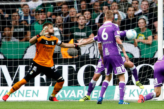 IFK Göteborgs Elias Mar Omarsson räddar bollen på