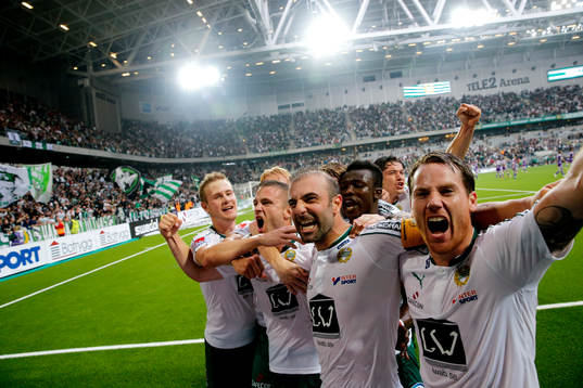 Hammarbys Kennedy Bakircioglu jublar med lagkamraterna