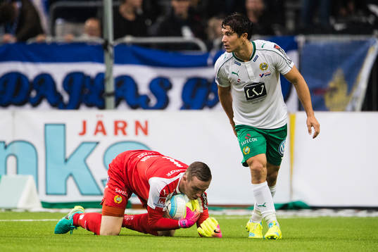 Hammarbys målvakt Ögmundur Kristinsson tar hand om bollen