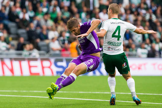 IFK Göteborgs Mikael Boman i en närkamp med Hammarbys