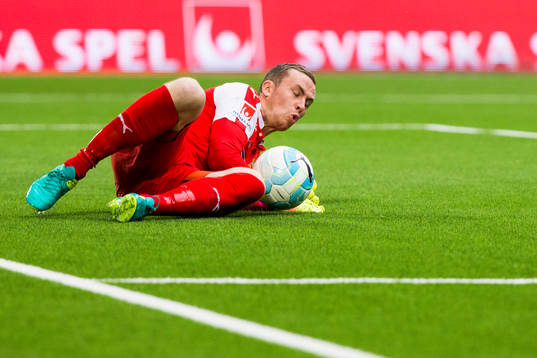 Hammarbys målvakt Ögmundur Kristinsson med en räddning