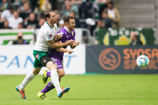 Hammarbys Johan Persson trycker bort IFK Göteborgs Scott
