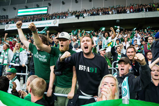 Hammarbys supportrar jublar