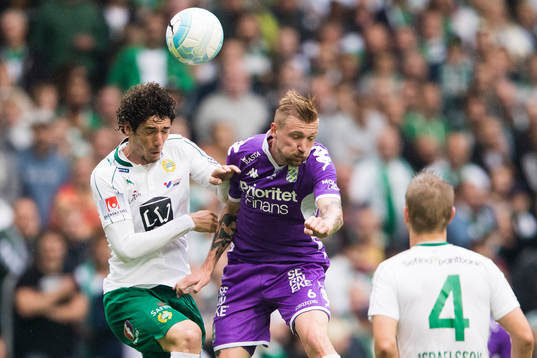 Hammarbys Romulo Cabral Pereira Pinto i en nickduell med