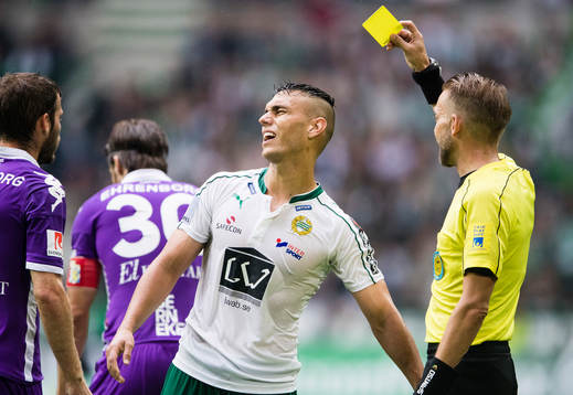 Hammarbys Alexssander Medeiros de Azeredo får gult kort av