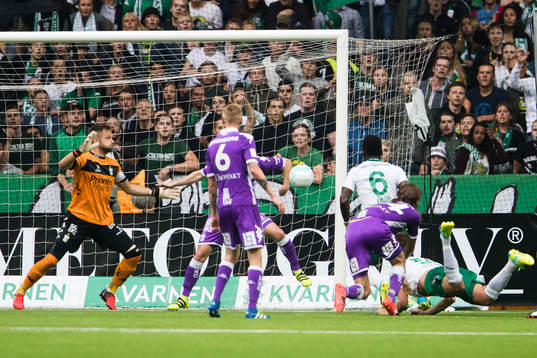 Bollen hamnar på armen på IFK Göteborgs Scott Jamieson