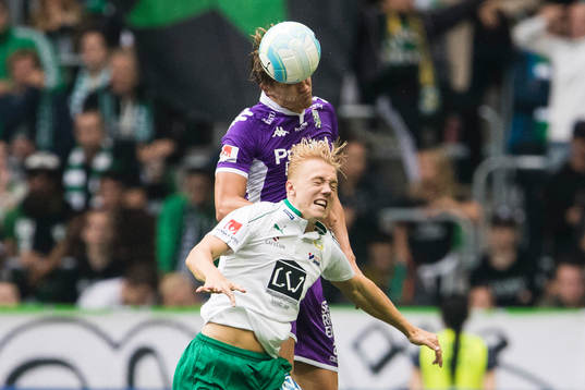 Hammarbys Isac Lidberg i en nickduell med IFK Göteborgs