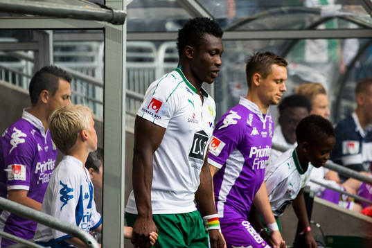 Hammarbys Joseph Aidoo kliver in på plan innan