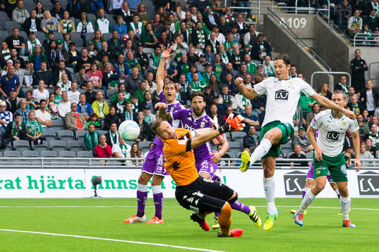 Hammarbys Philip Haglund gör 1-0 för Hammarby bakom IFK