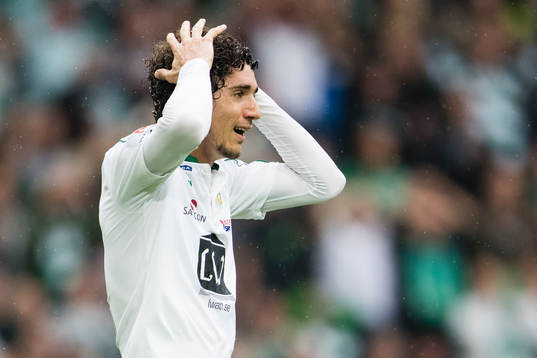 Hammarbys Romulo Cabral Pereira Pinto tar sig på huvudet