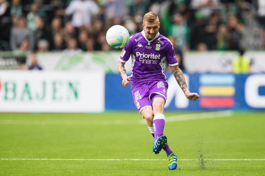 IFK Göteborgs Sebastian Eriksson med bollen