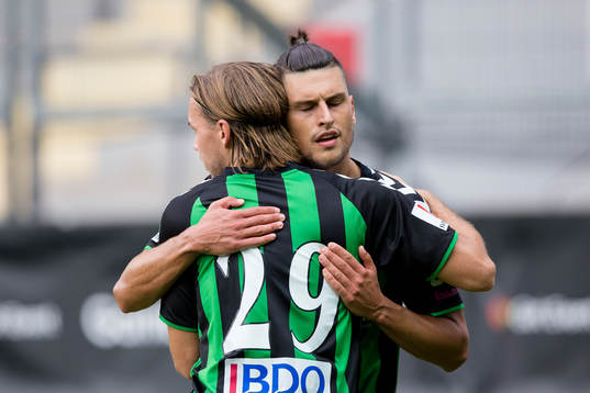 GAIS Luka Mijaljevic jublar och omfamnas av Danny Ervik