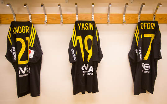 s Ahmed Yasin matchtröja i omklädningsrummet