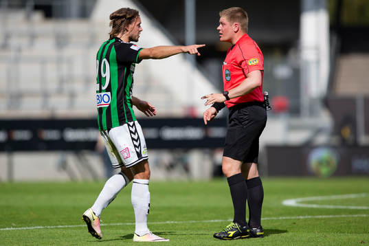 GAIS Danny Ervik i diskussion med domare Jakob Sundberg